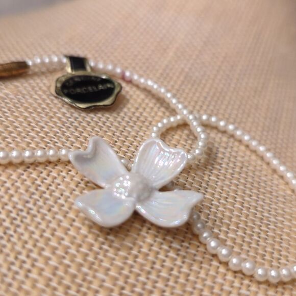 Vintage white beaded‎ necklace with genuine porcelain iridescent flower pendant - Picture 3 of 8